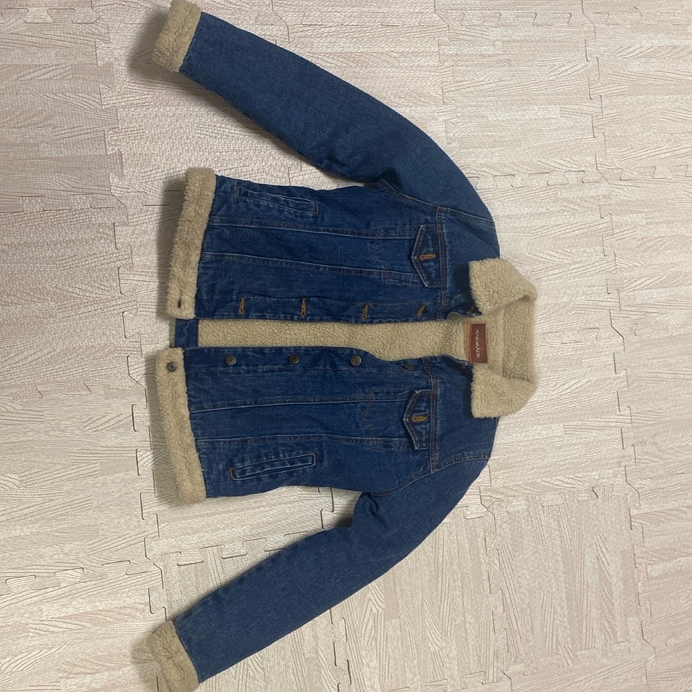 Jean jacket with wool inside and around sleeves